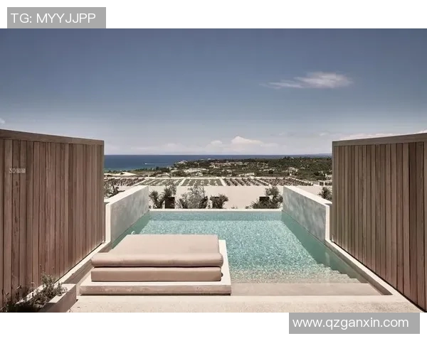 悠闲假日时光，室外泳池旁的清凉畅游与休闲体验